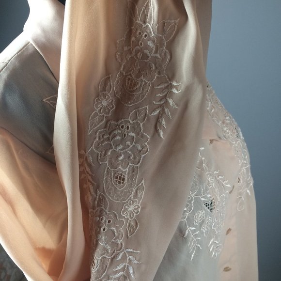 Vintage victorian inspired cream small blouse with embroideries and long sleeves - Picture 3 of 5